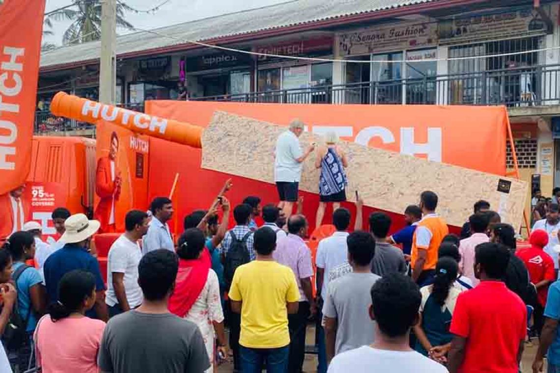 From Stadiums to Streets : HUTCH Engages Cricket Fans Island-Wide to sign on Sri Lanka’s Largest Cricket Bat